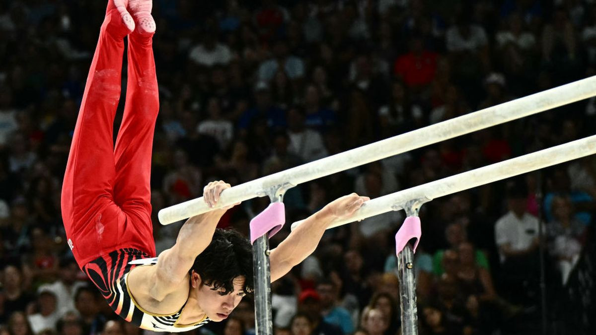 Shinnosuke Oka competes in the parallel bars. GETTY IMAGES