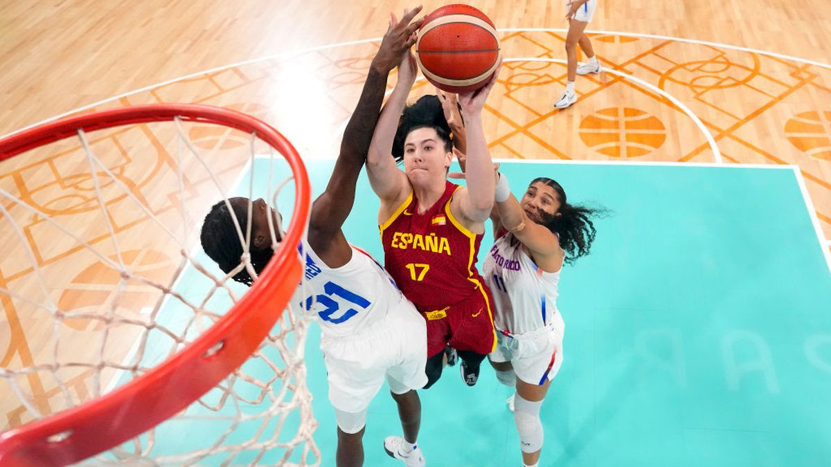 Gustafson #17 drives to the basket against Hollingshed and Roma #11 GETTY IMAGES