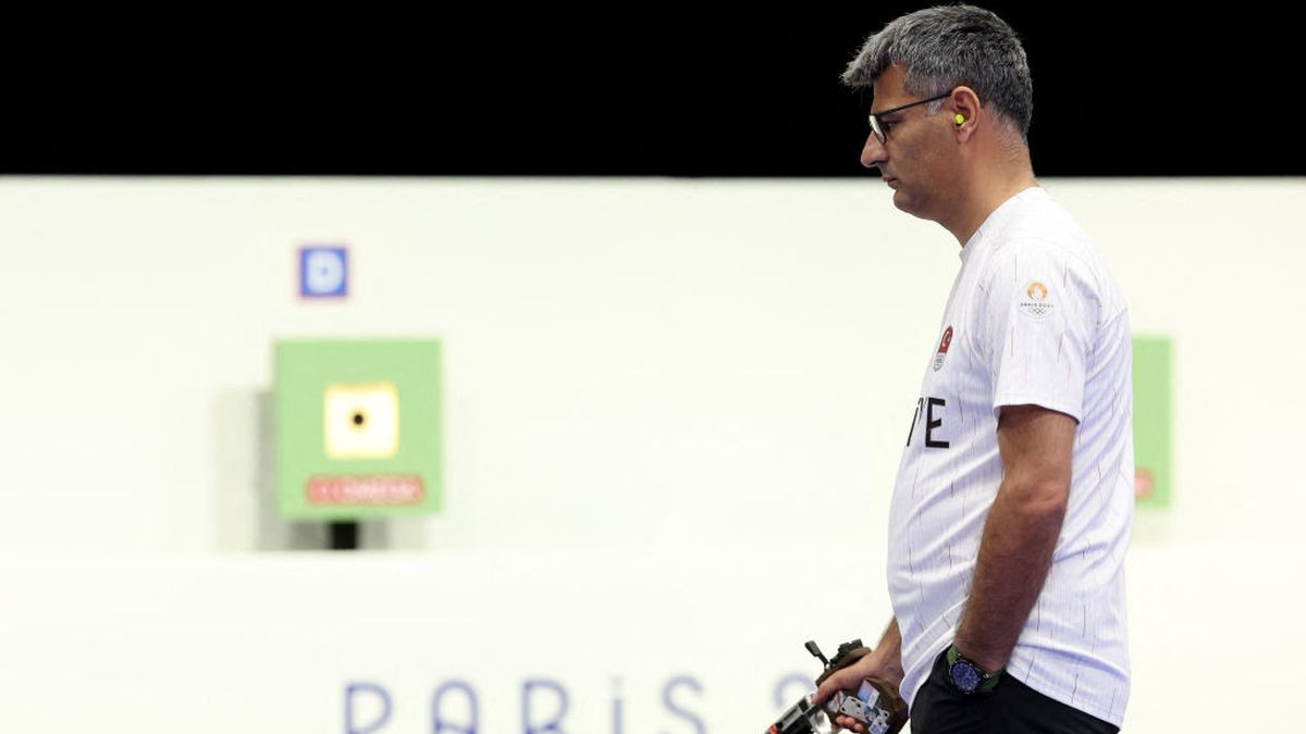 Turkey's Yusuf Dikec competes in the shooting 10m air pistol mixed team gold medal match during the Paris 2024 Olympic Games. GETTY IMAGES