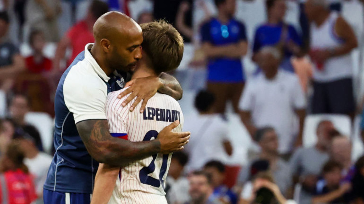 Thierry Henry hugs France's midfielder Johann Lepenant at the end of the Paris 2024 men's groups at the Marseille Stadium, GETTY IMAGES
