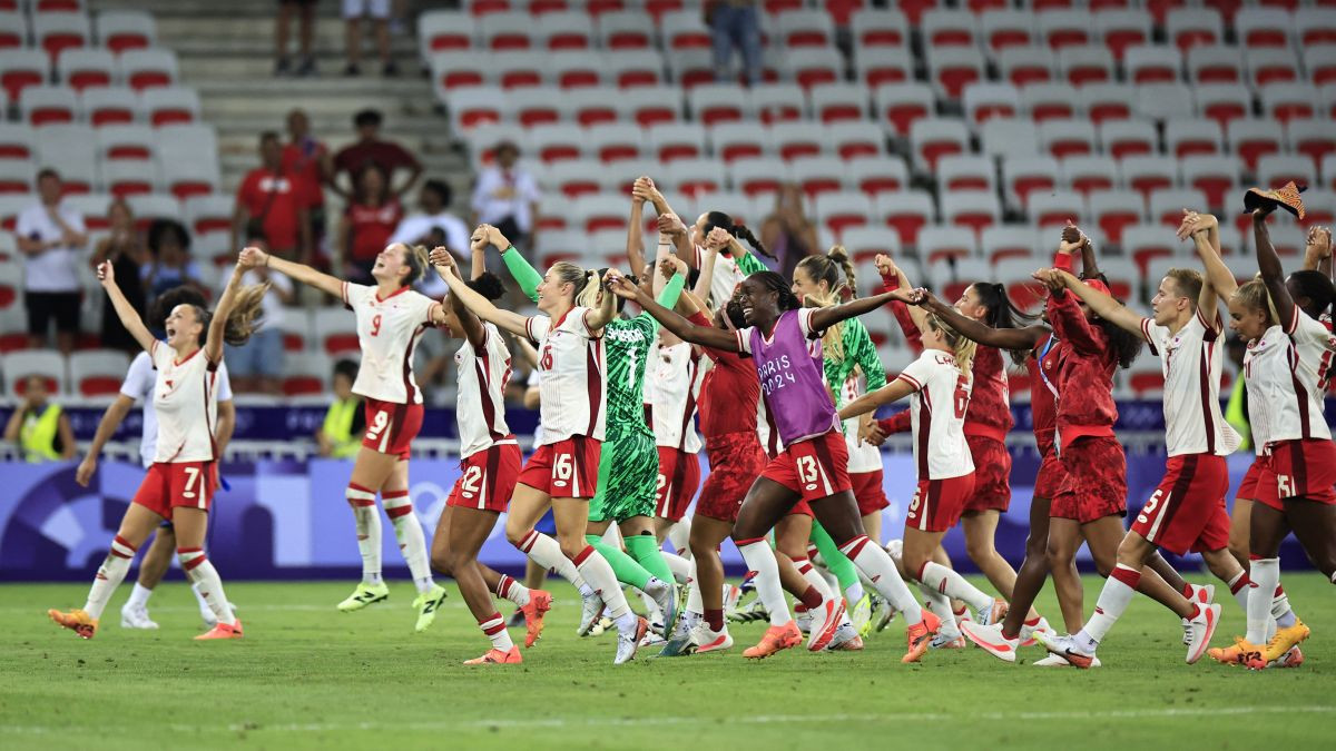 Canada's players celebrate their victory over Colombia in París 2024. GETTY IMAGES