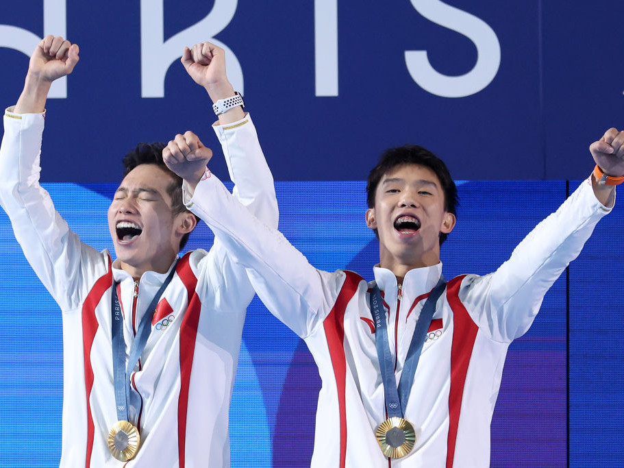 China's Long Daoyi and Wang Zongyuan celebrate winning the men's 3m synchronised gold. GETTY IMaGES