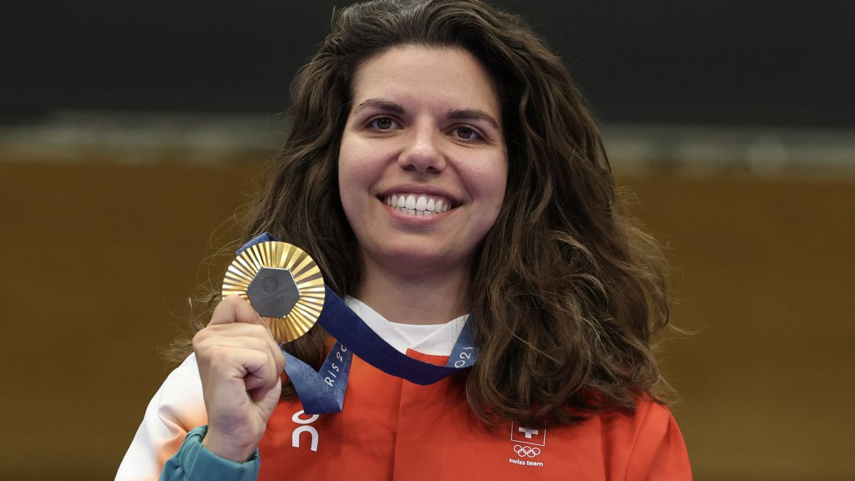 Chiara Leone poses with her gold medal at Paris 2024. GETTY IMAGES