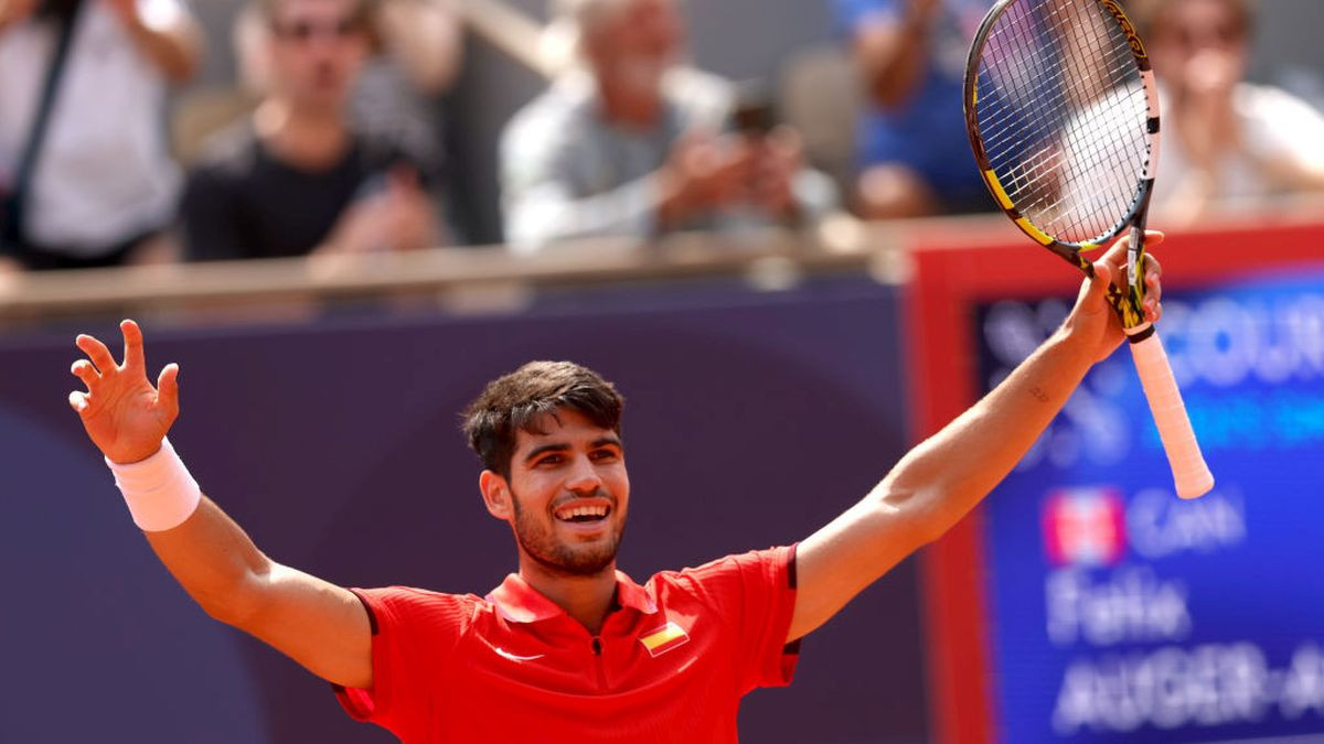 Carlos Alcaraz celebrates match point. GETTY IMAGES