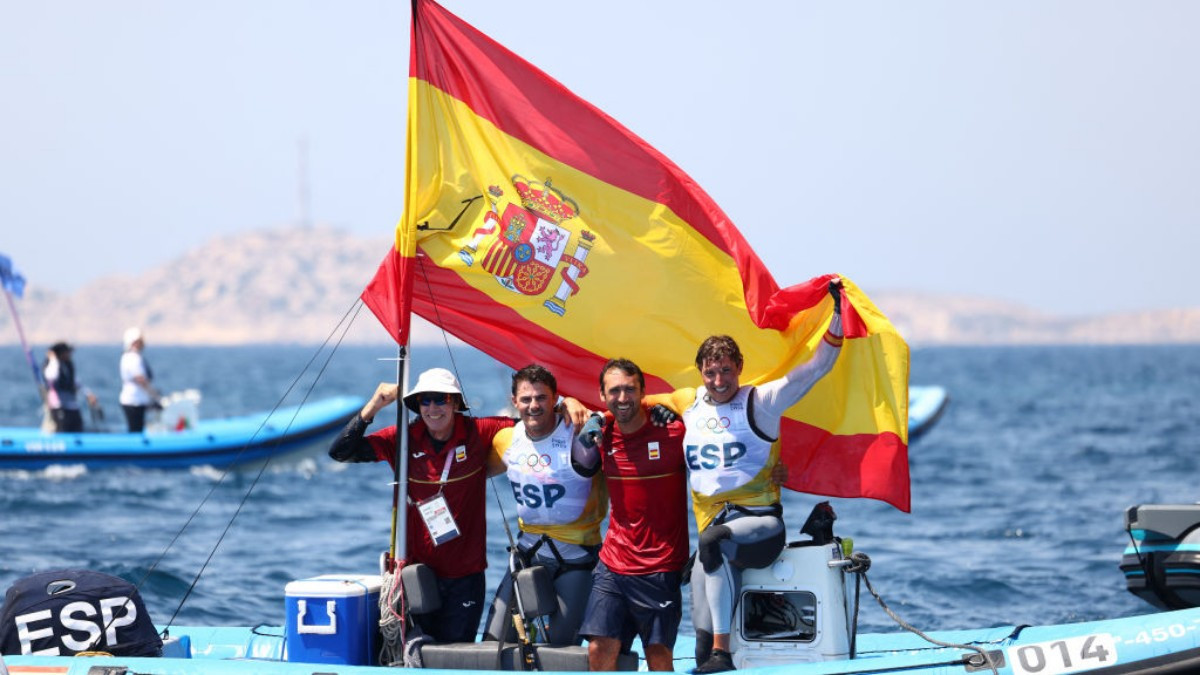 Diego Botín and Florian Trittel celebrate their medal on the boat in the waters of Marseille. GETTY IMAGES
