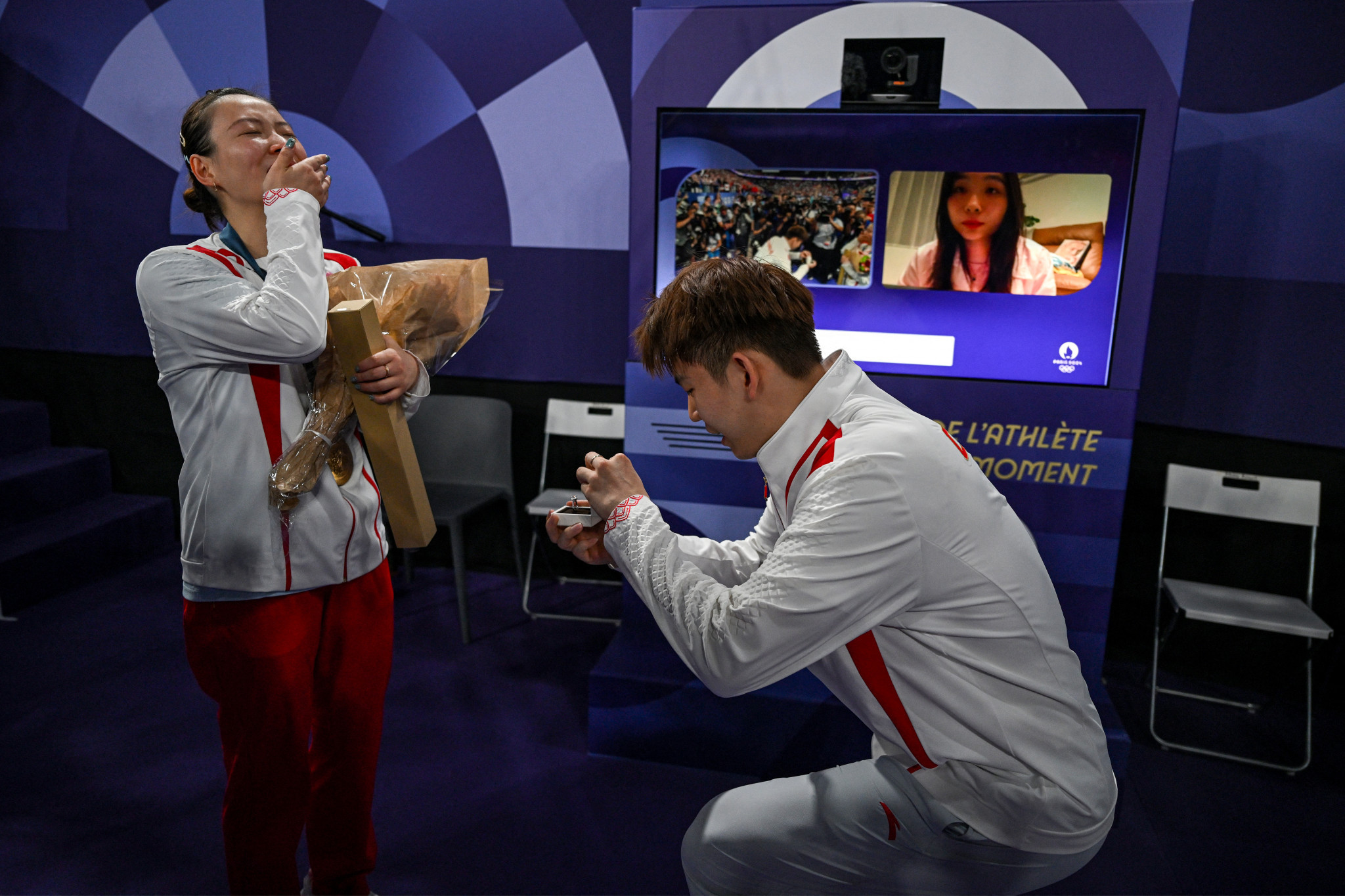 China's Liu Yuchen proposes to his partner and gold medallist Huang Ya Qiong at the Paris 2024 Olympic Games. GETTY IMAGES.