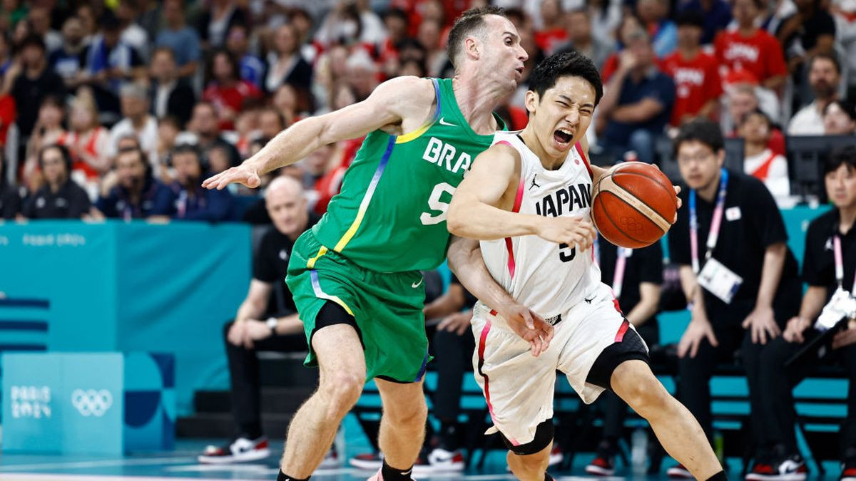 Yuki Kawamura drives to the basket past Brazil's 09 Marcelinho Huertas. GETTY IMAGES