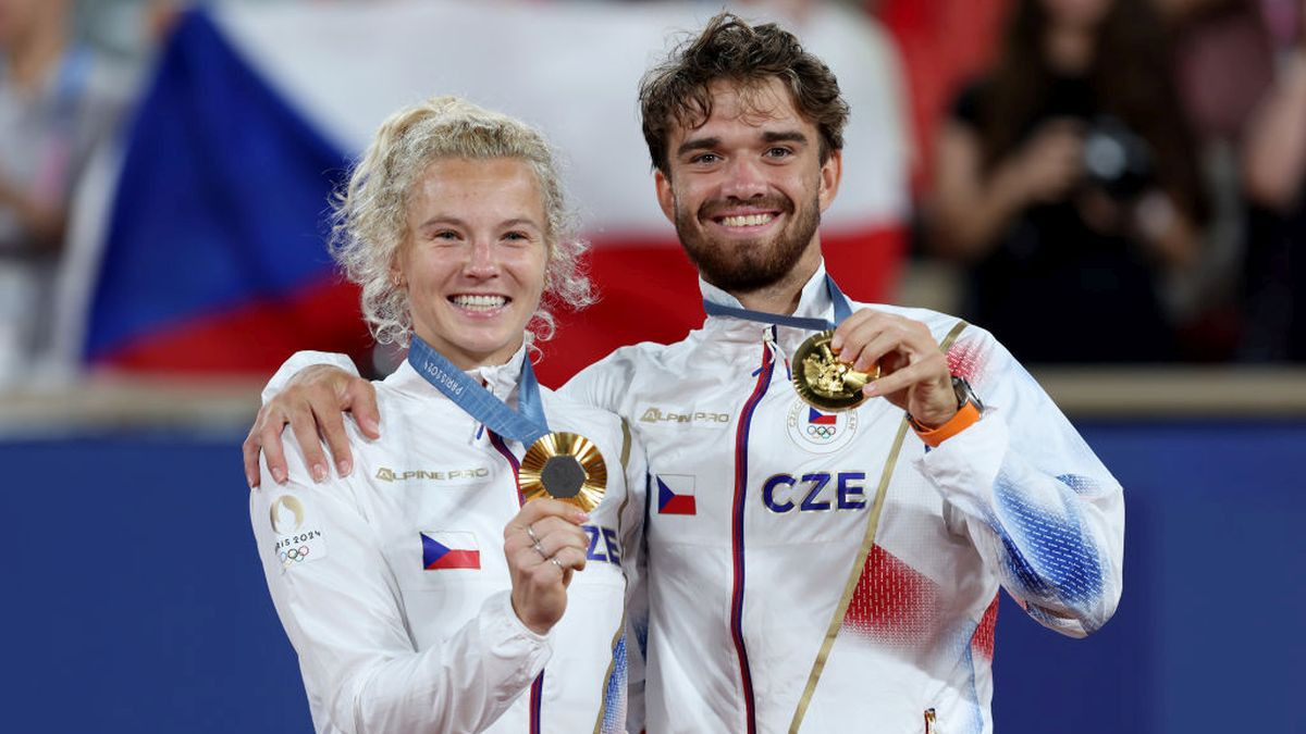 Gold medalists Katerina Siniakova and Tomas Machac. GETTY IMAGES