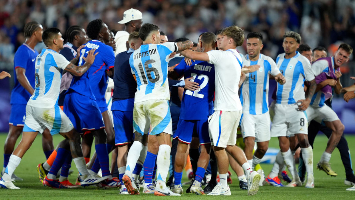 France's and Argentina's teams react after France won in the men's quarter-final during the Paris 2024 in Bordeaux on 2 August 2024. GETTY IMAGES