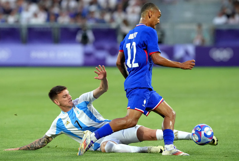 Kevin Zenon  of Argentina tackles Enzo Millot  of France during the Men's Quarterfinal match in Paris 2024. GETTY IMAGES