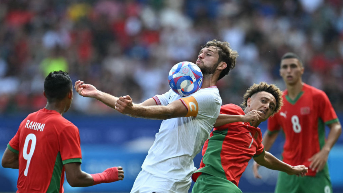 USA midfielder Tanner Tessmann fights for the ball with Morocco's forward Eliesse Ben Seghir during Paris 2024. GETTY IMAGES
