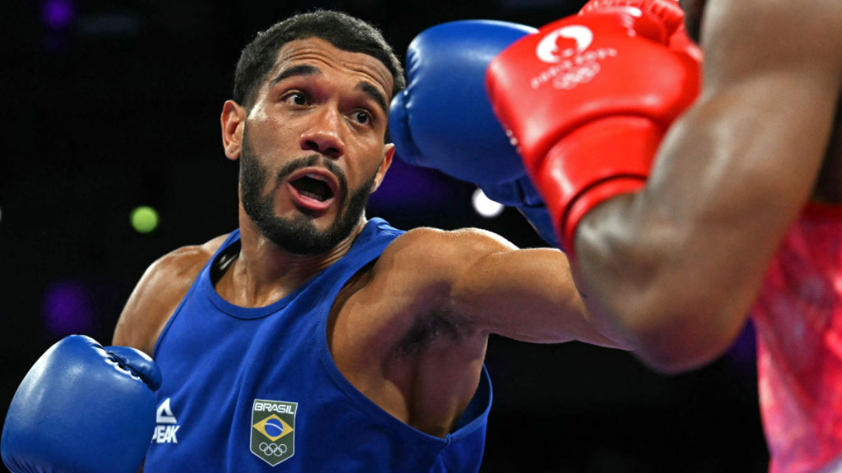 Brazil's Luiz Gabriel Oliveira fights against US' Jahmal Harvey in the men's 57kg  in Paris 2024. GETTY IMAGES