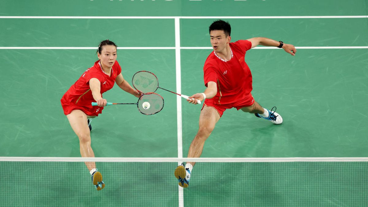 Ya Qiong Huang of Team People’s Republic of China plays a backhand as she plays with Si Wei Zheng of Team People’s Republic of China during the Badminton Mixed Doubles Gold Medal match. GETTY IMAGES