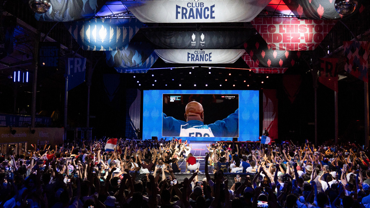 Crowd in Paris cheering on Teddy Riner. GETTY IMAGES