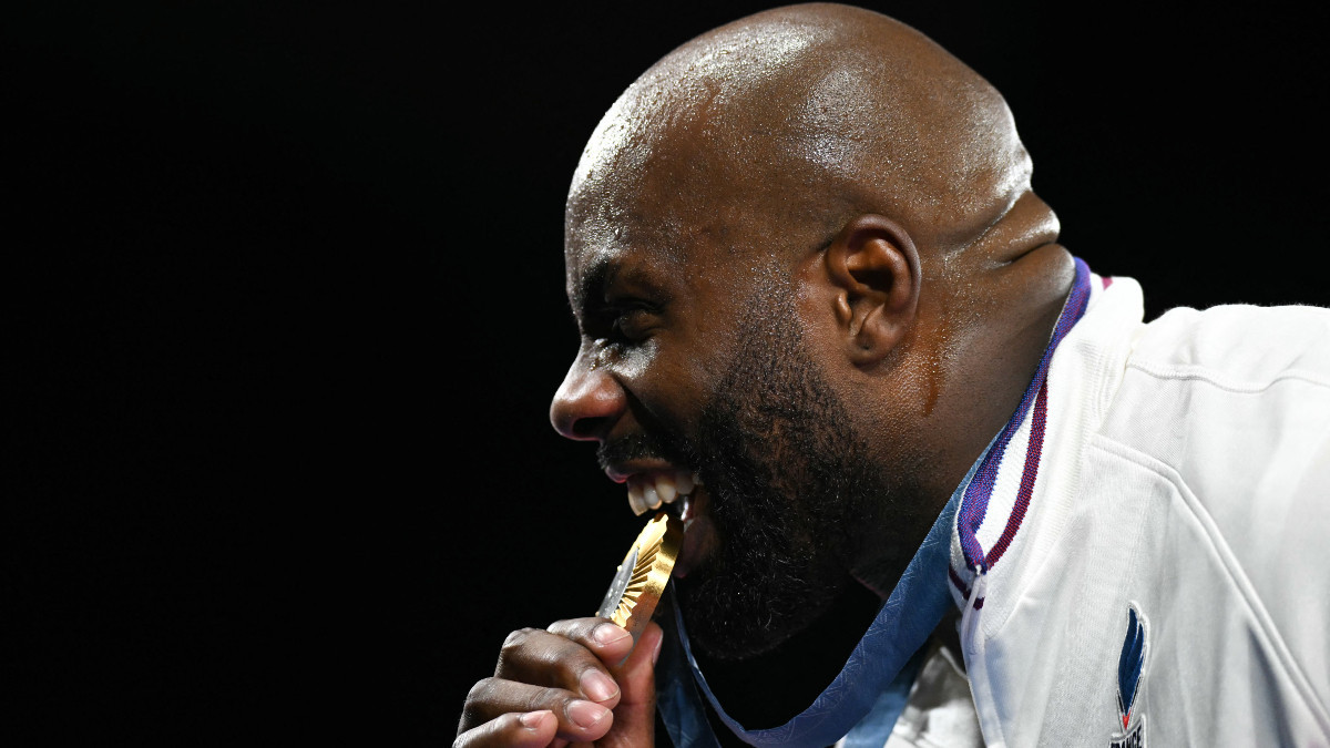 Teddy Riner with Olympic gold medal. GETTY IMAGES