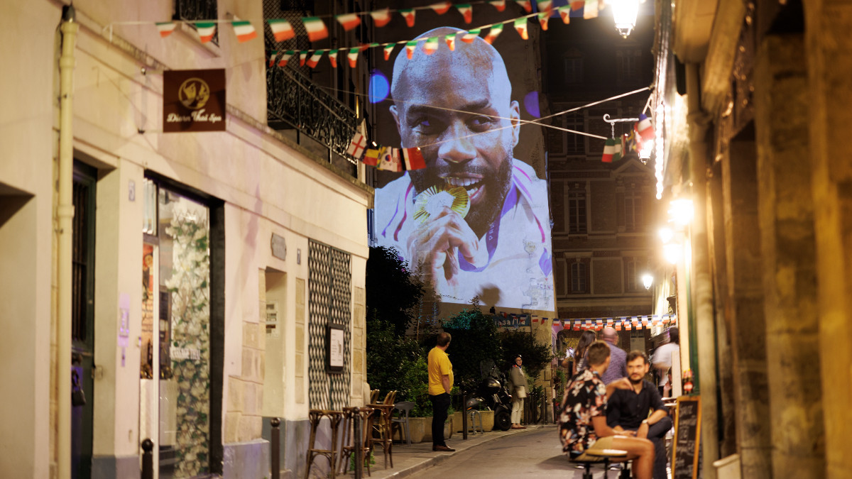 Street in Paris after Riner's victory. GETTY IMAGES