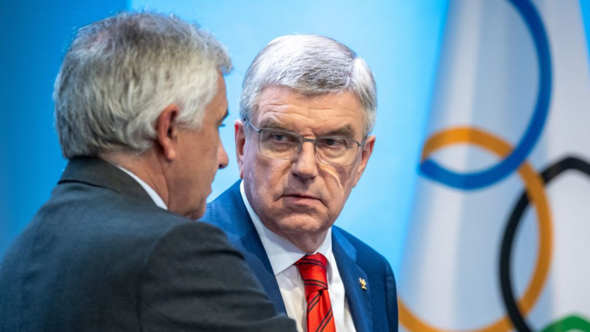 Thomas Bach and VP IOC Juan Samaranch in Lausanne on June 2023, before voting to withdraw recognition of the IBA. GETTY IMAGES