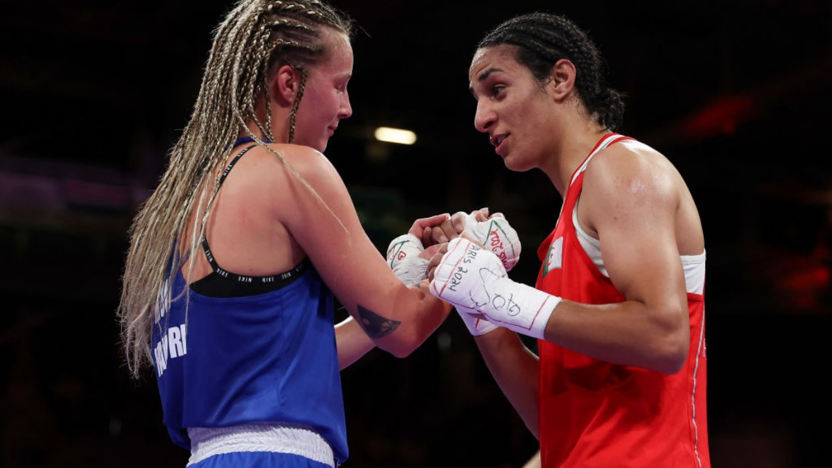 
Khelif shakes hands with Hamori after her victory. GETTY IMAGES