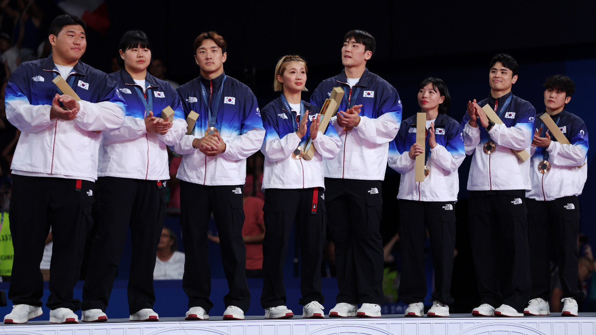 South Korea National Team with the bronze medal. GETTY IMAGES