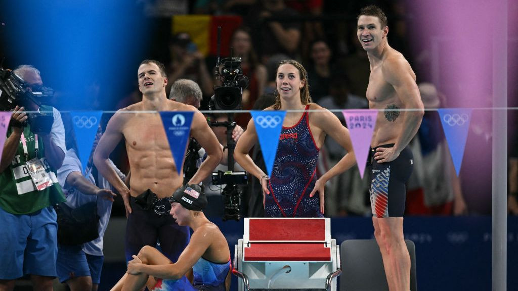 Gretchen Walsh (2nd R), US' Bobby Finke (L), US' Ryan Murphy (R) and US' Torri Huske (bottom) celebrate after winning the final of the mixed 4x100m. GETTY IMAGES