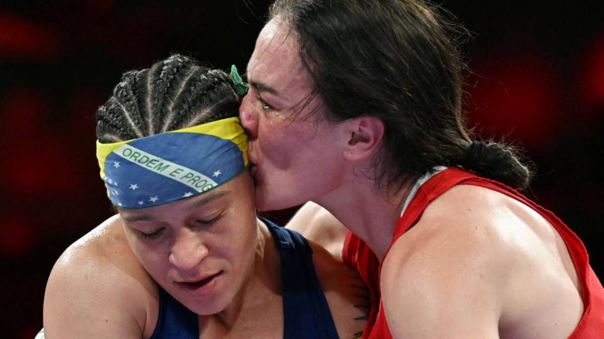 Kellie Harrington kisses Beatriz Iasmin after winning in Paris. GETTY IMAGES