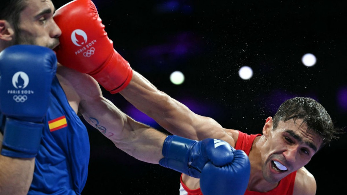 Abdumalik Khalokov (Uzbekistan) defeats José Quiles (Spain) and advances to the men's 57 kg semi-final. GETTY IMAGES