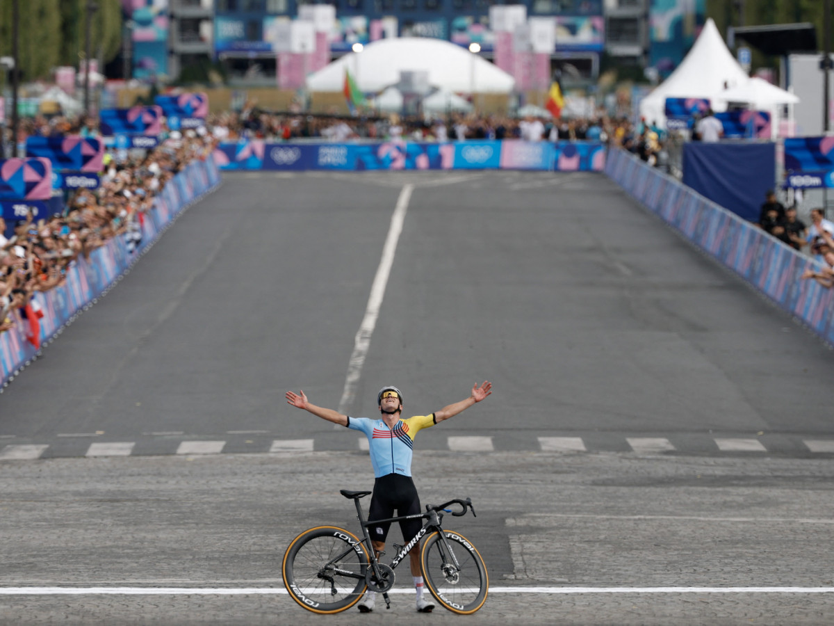 Remco Evenepoel celebrates in Paris. GETTY IMAGES