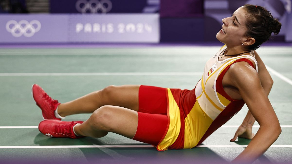 Spain's Carolina Marin reacts as she falls from an injury in her women's singles badminton semi-final match against China's He Bing Jiao during the Paris 2024 Olympic Games. GETTY IMAGES