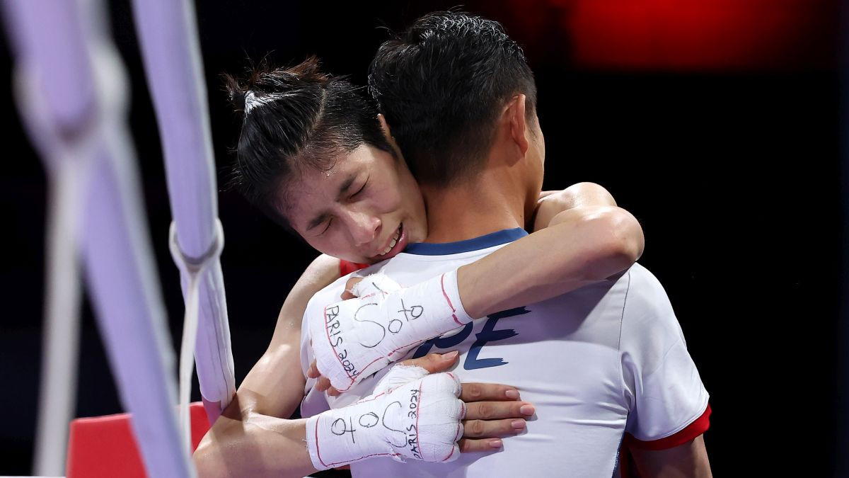 Lin Yu-ting embraces Team Chinese Taipei Coach Tseng Tzu-Chiang after winning the Women's 57kg Quarter-final. GETTY IMAGES