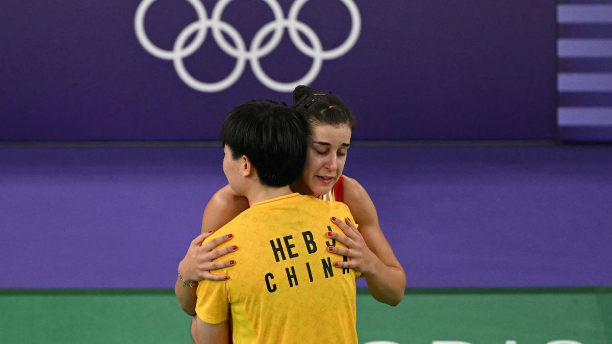 China's He Bing Jiao consoles Spain's Carolina Marin as she walks off the court. GETTY IMAGES