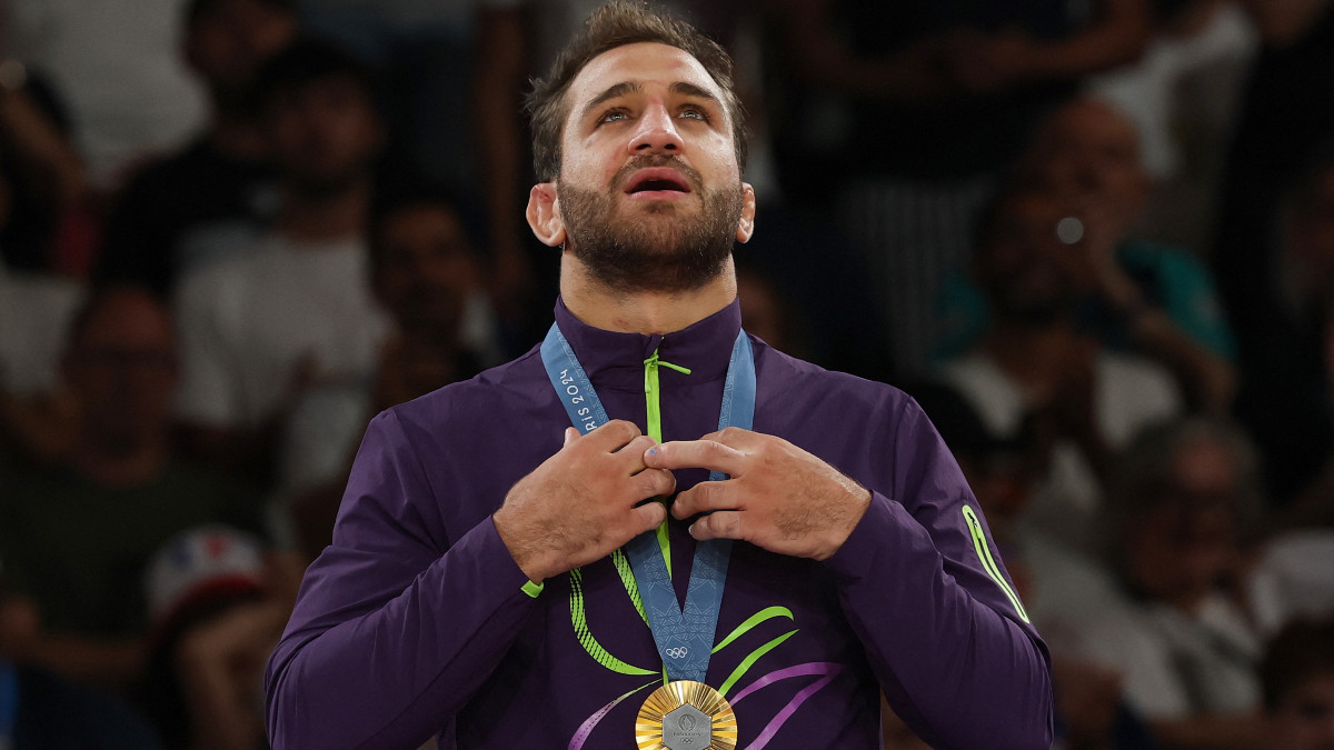 Hidayat Heydarov with the Olympic gold medal. GETTY IMAGES