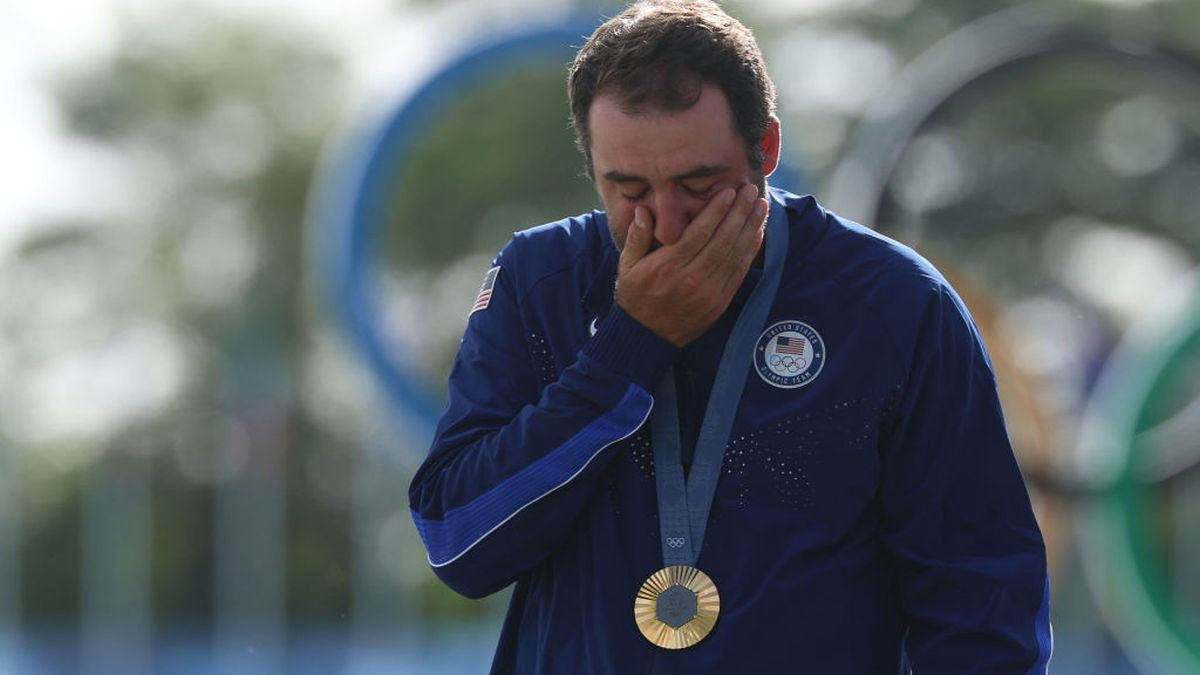 Scottie Scheffler celebrates on the podium. GETTY IMAGES