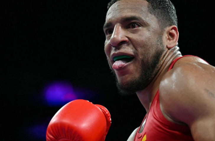 Boxer Reyes Pla points to the judges: "I don't know what they're scoring"