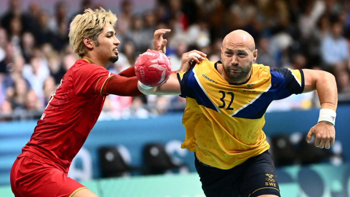Sweden's pivot Oscar Bergendahl is challenged during the Preliminary Round. GETTY IMAGES 
