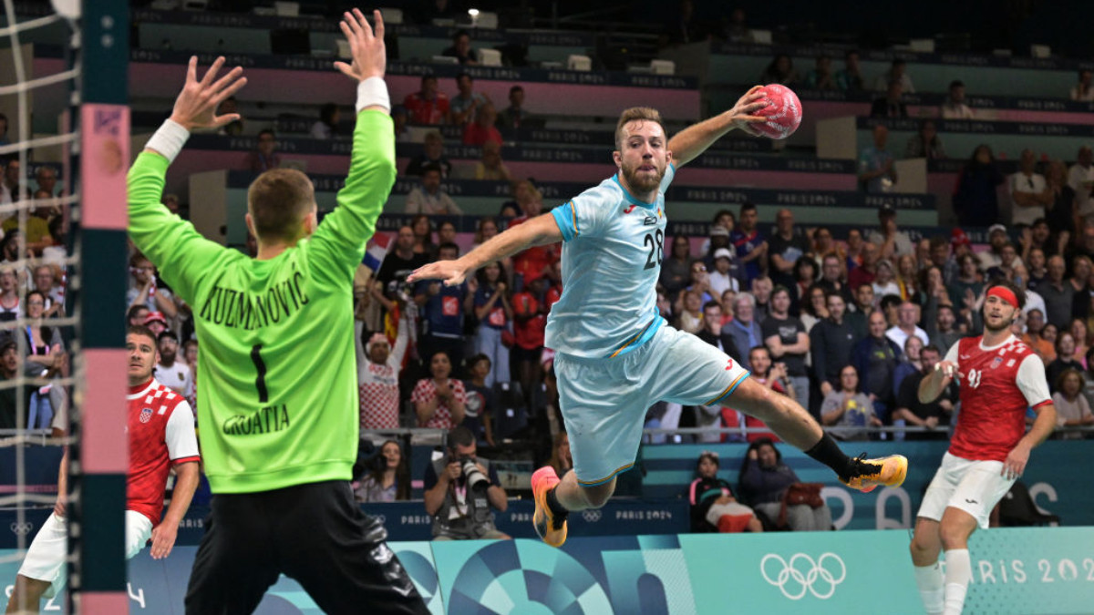 Spain's right wing Aleix Gomez shoots during the men's Preliminary Round. GETTY IMAGES