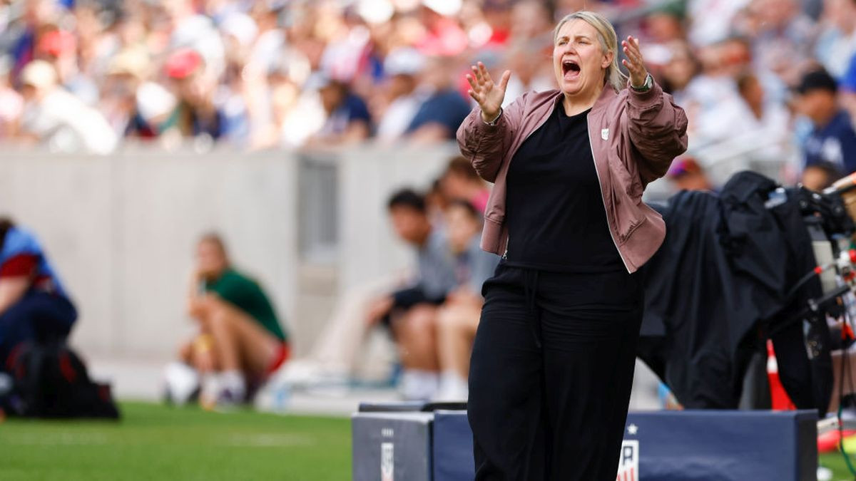 USWNT coach, Emma Hayes, giving instructions during a game. GETTY IMAGES