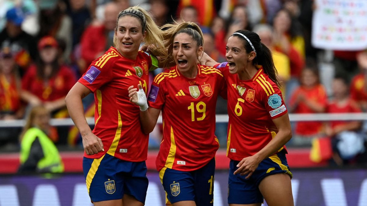 Aitana Bonmati celebrates after scoring a goal, with Spain's defender #19 Olga and Spain's midfielder #11 Alexia Putellas. GETTY IMAGES