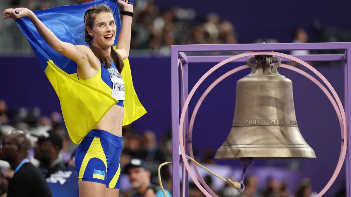 Mahuchikh rang the stadium bell. GETTY IMAGES