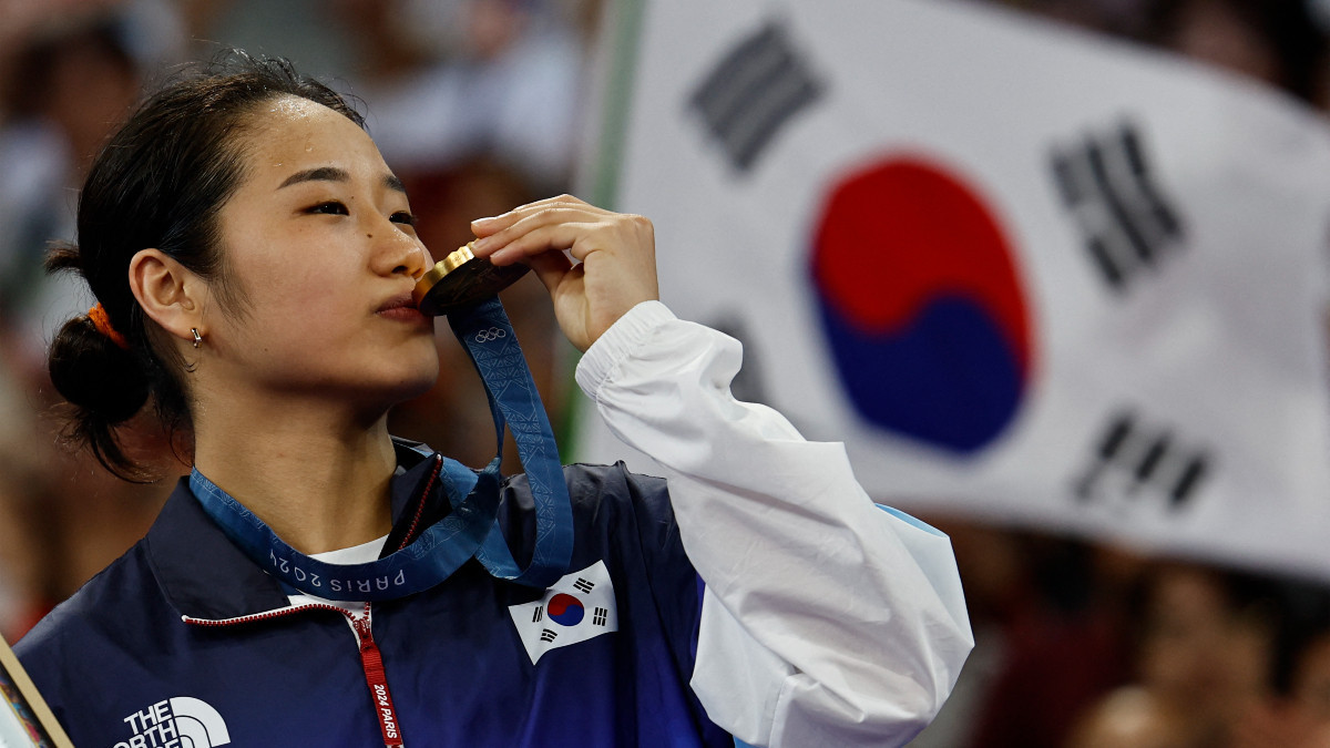 Badminton: Se Young An and Viktor Axelsen win singles gold. GETTY IMAGES