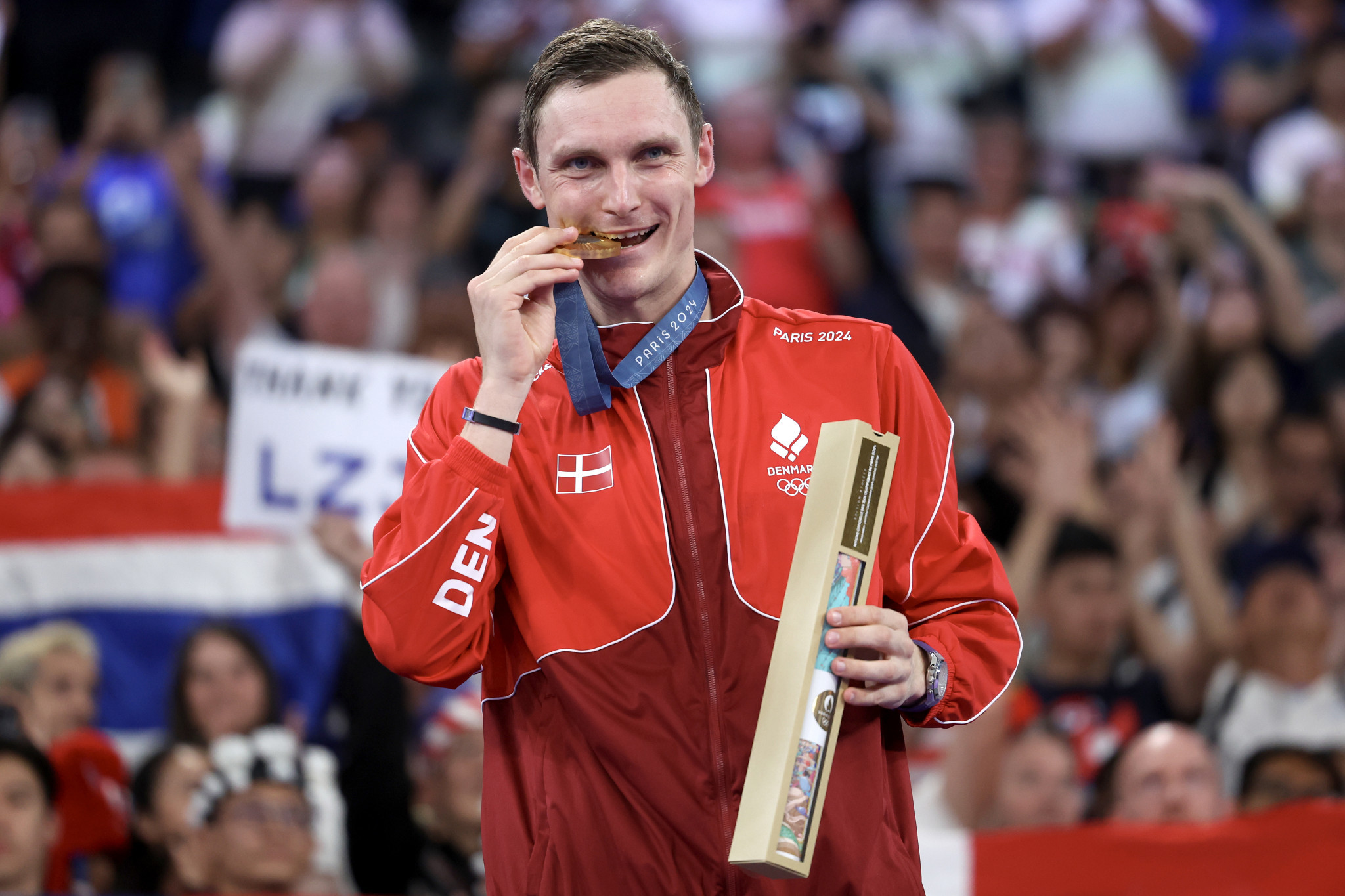 Axelsen posing with his gold medal. GETTY IMAGES