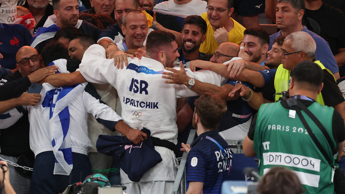 Paltchik celebrating his bronze medal with the fans. GETTY IMAGES