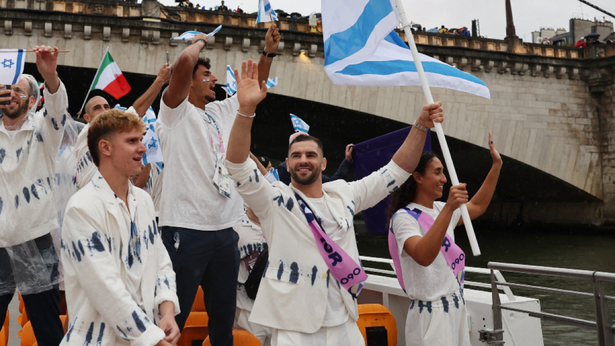 Paltchik carrying Israel's flag at the Opening Ceremony. GETTY IMAGES