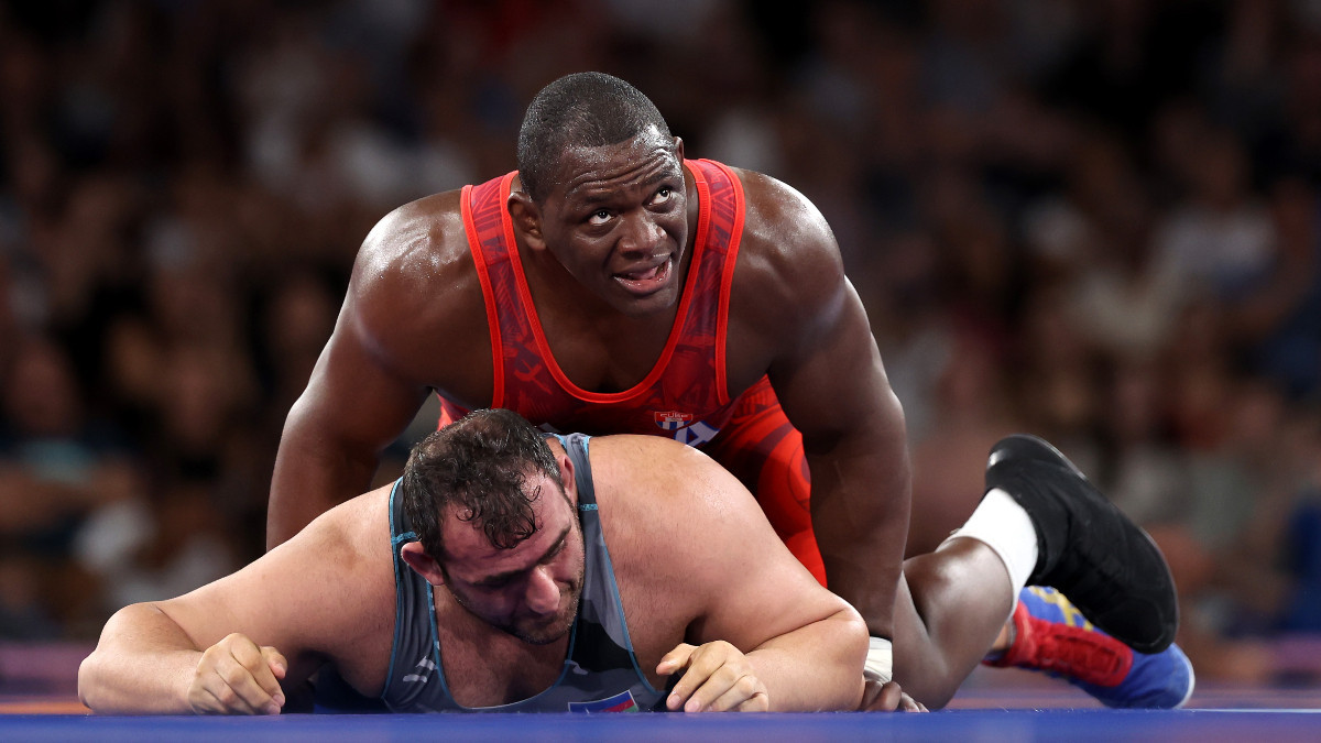 Mijain Lopez (red) defeated Azerbaijan's Shariati in the semi-final bout. GETTY IMAGES