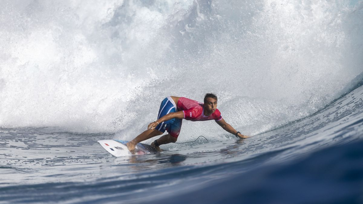 Kauli Vaast rides a wave during the men's gold medal match. GETTY IMAGES