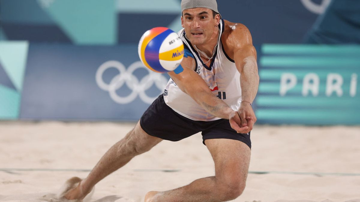  Esteban Grimalt of Team Chile digs the ball during a Men's Round of 16 match against Team Qatar. GETTY IMAGES