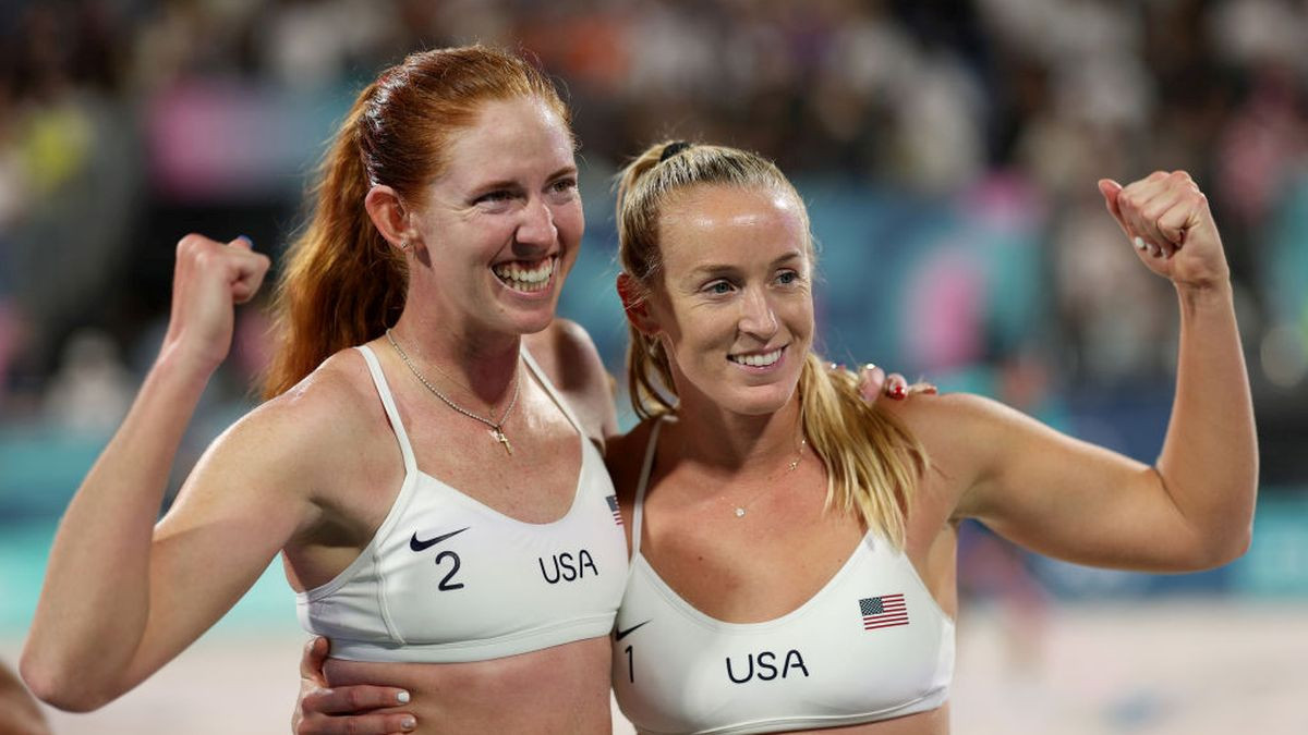  Kelly Cheng and Sara Hughes of Team United States celebrate after winning a Women's Singles Round of 16 match against Team Italy on day nine of the Olympic Games Paris 2024 on August 04. GETTY IMAGES