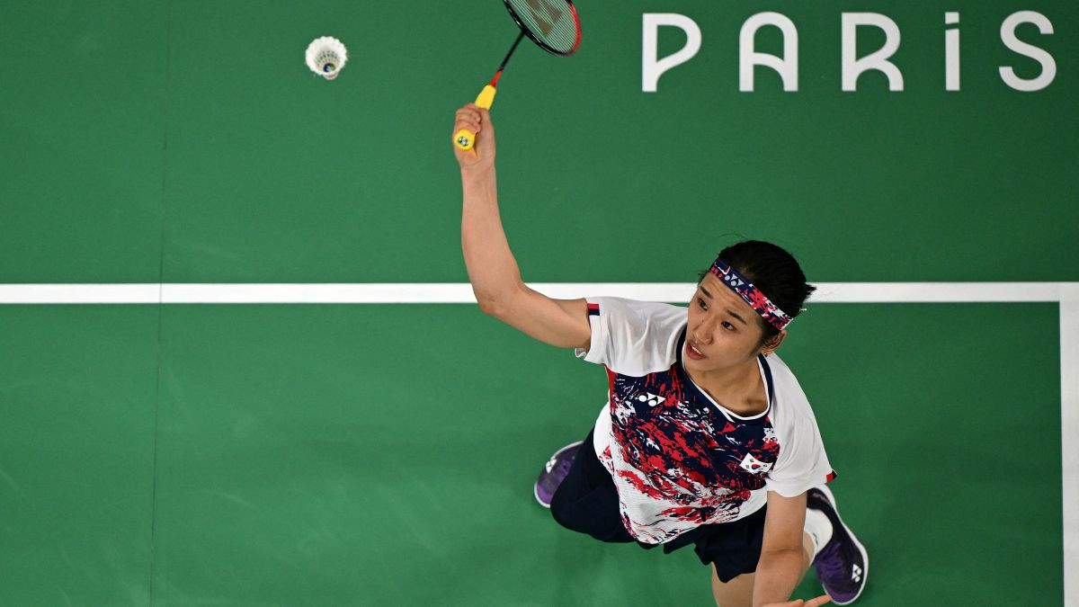 An Se-young plays a shot to China's He Bing Jiao in their women's singles badminton final match. GETTY IMAGES