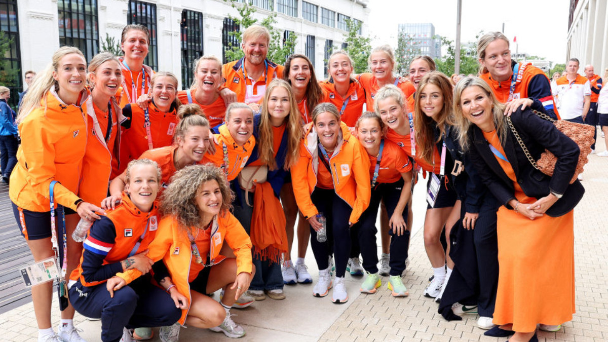 King of the Netherlands, Princess Catharina-Amalia and Queen Maxima pose with athletes. GETTY IMAGES