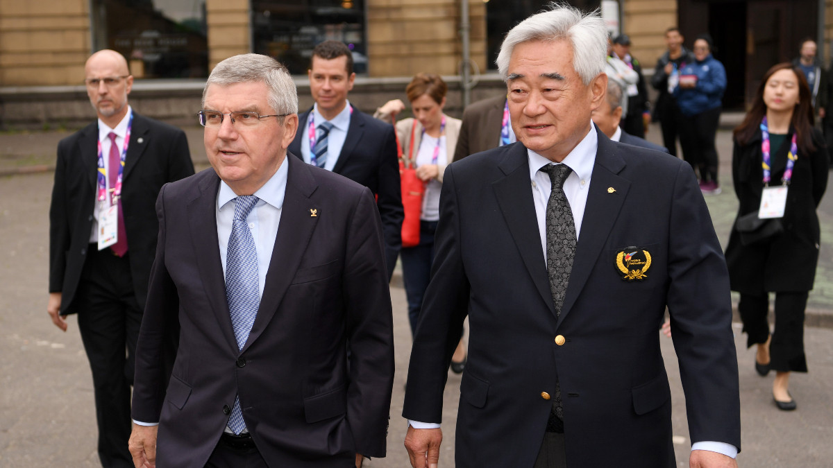 WT President Chungwon Choue (right) with IOC President Thomas Bach. GETTY IMAGES