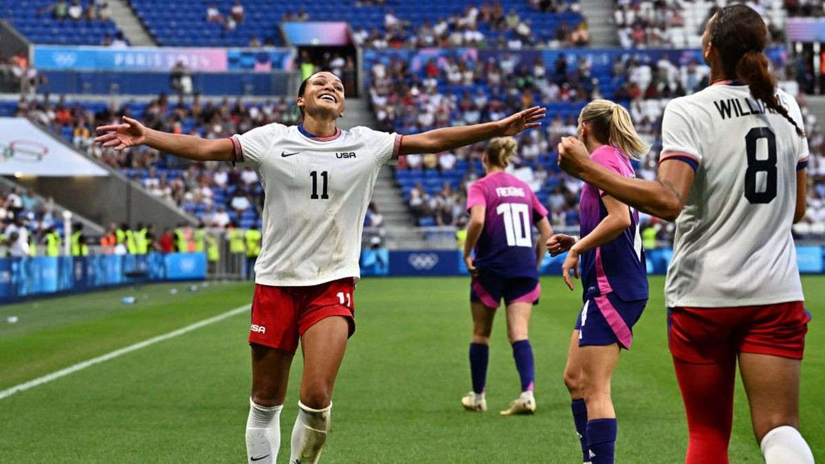 Sophia Smith (L) celebrates with Lynn Williams. GETTY IMAGES